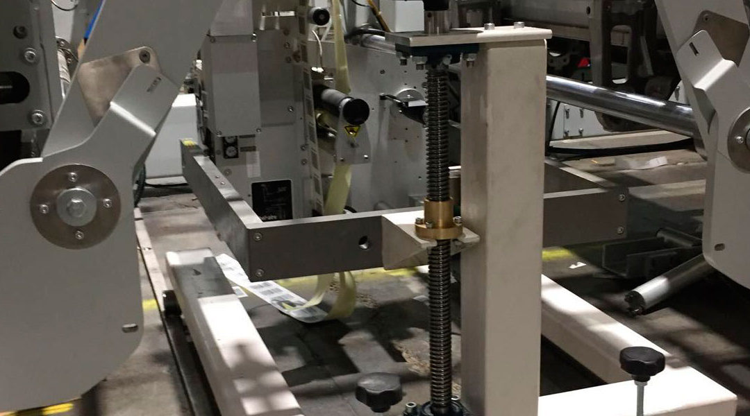 Suport i guía per etiquetadora industrial
