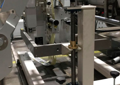 Suport i guía per etiquetadora industrial